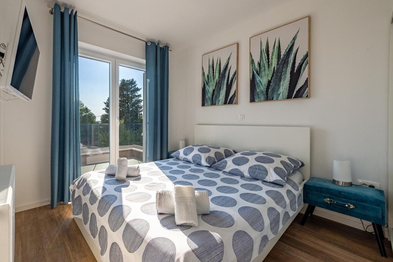 Apartments Luka & Lorena Galovac エクステリア 写真