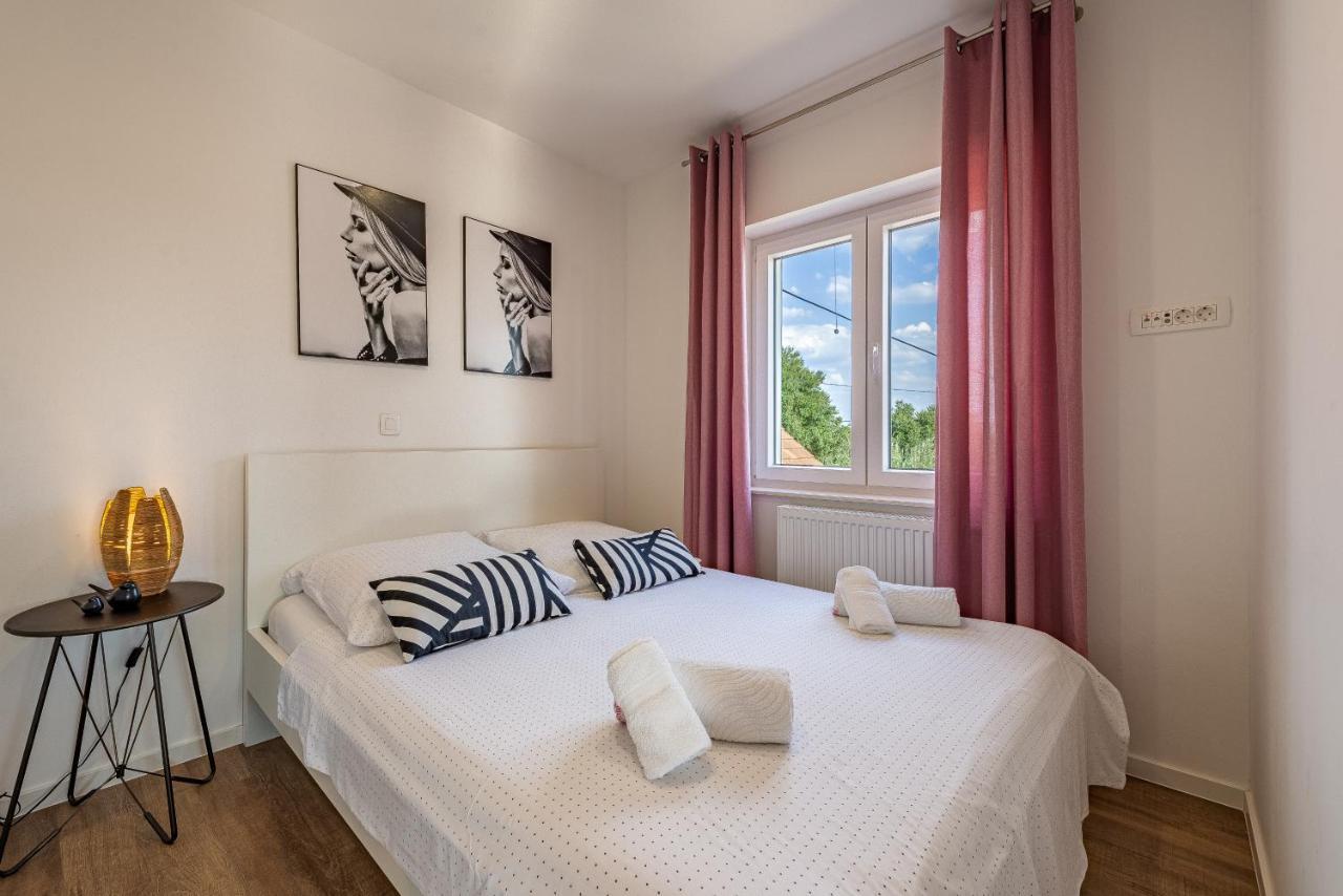 Apartments Luka & Lorena Galovac エクステリア 写真