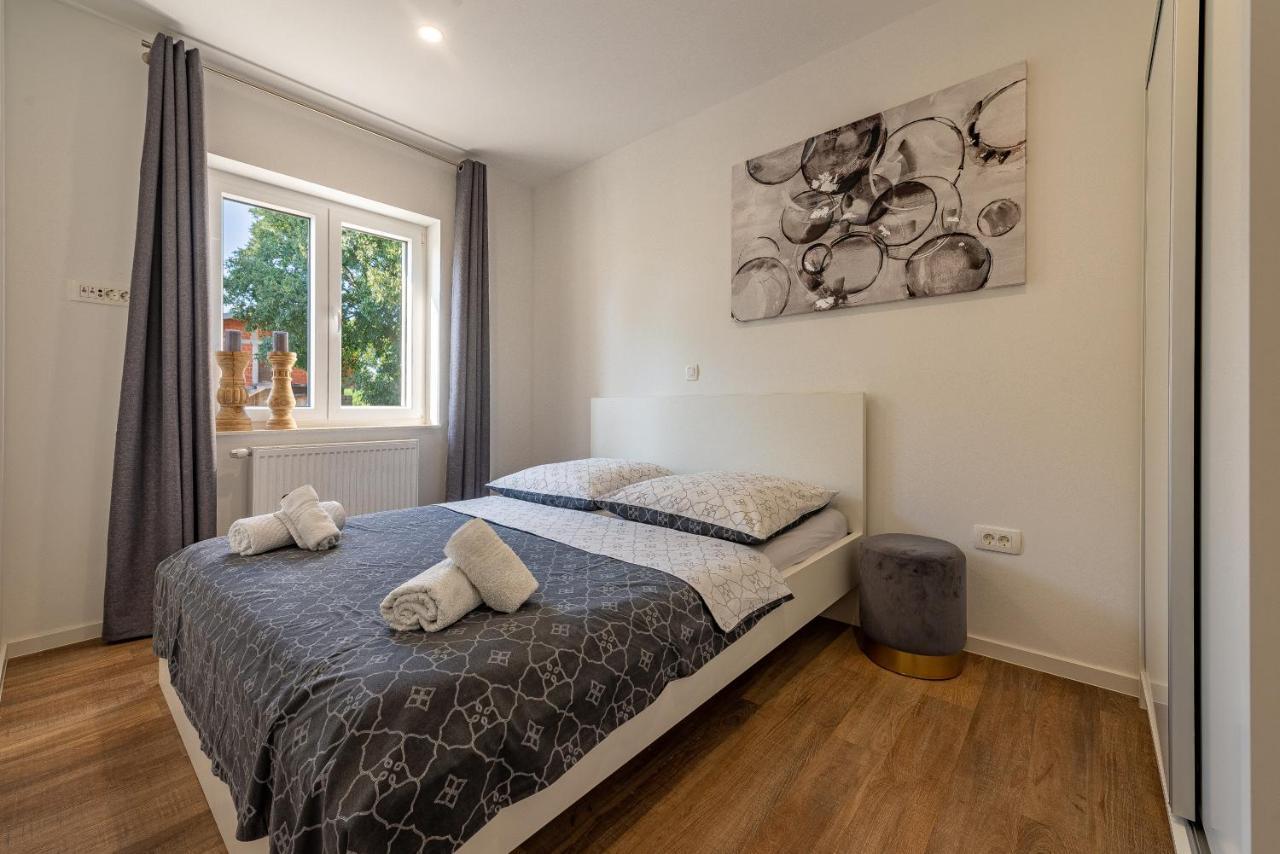Apartments Luka & Lorena Galovac エクステリア 写真